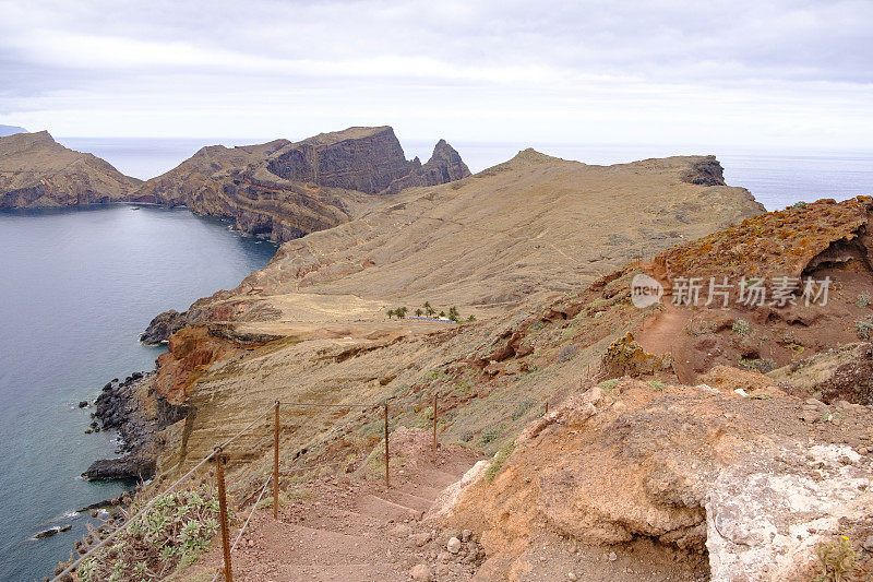 路径下蓬塔do Furado在蓬塔São Lourenço半岛景观马德拉岛在一个阴天的夏天